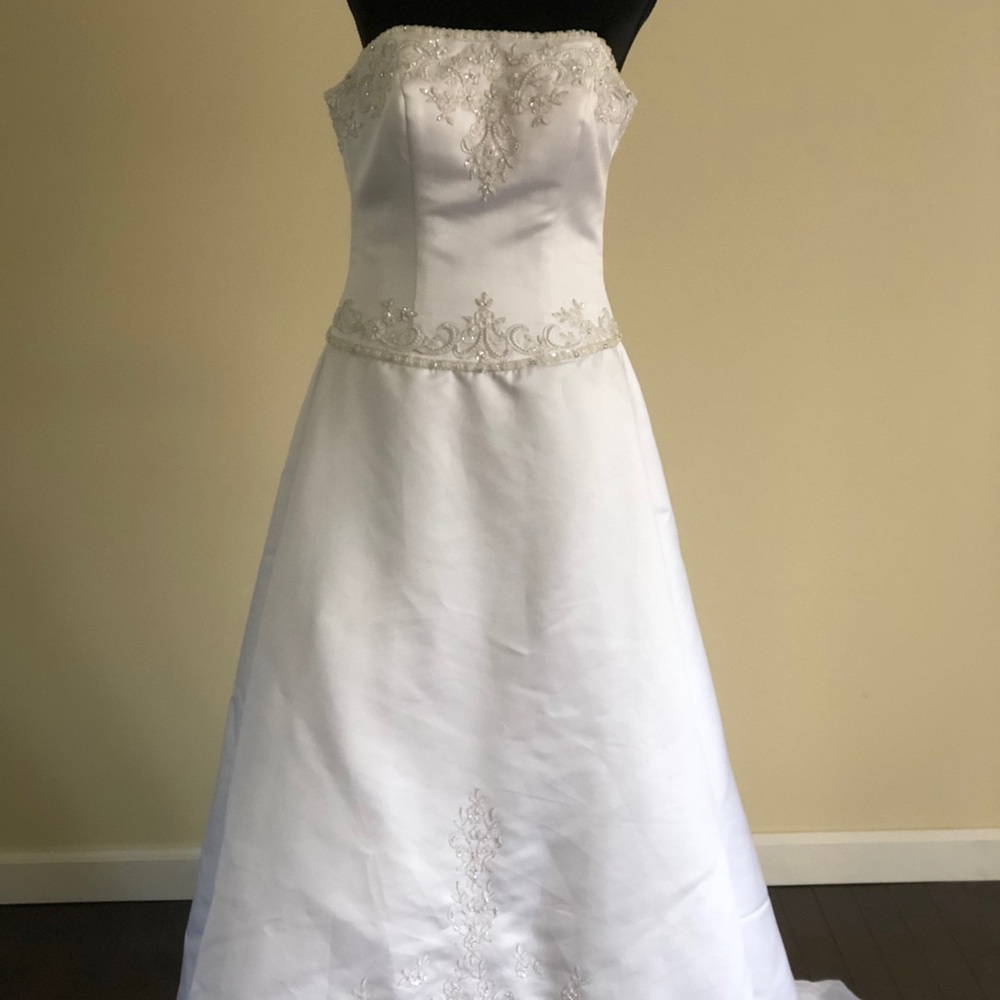 David’s Bridal Beaded Corset Wedding Dress  Sz 6